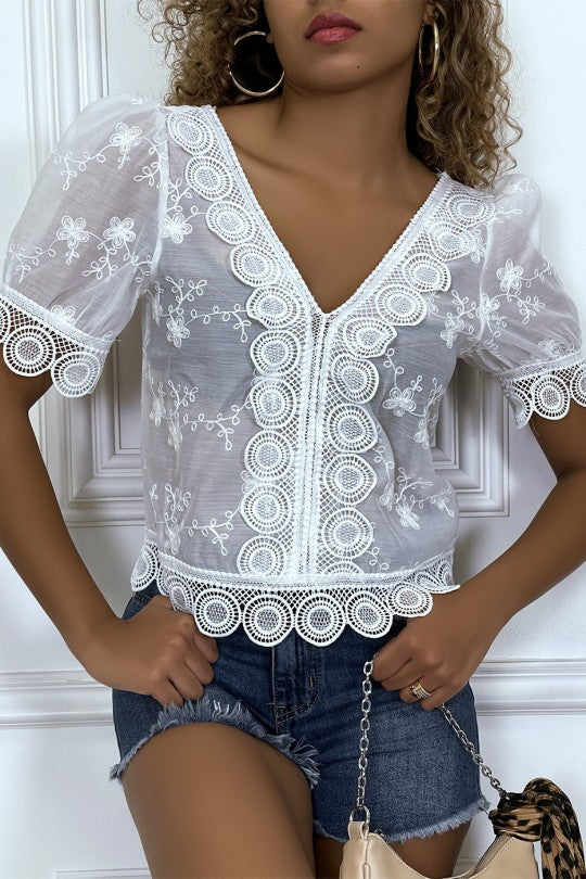 Blouse blanche ajourée en col V