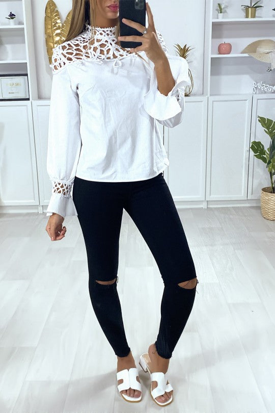 Blouse blanche avec buste motif satiné et perlé