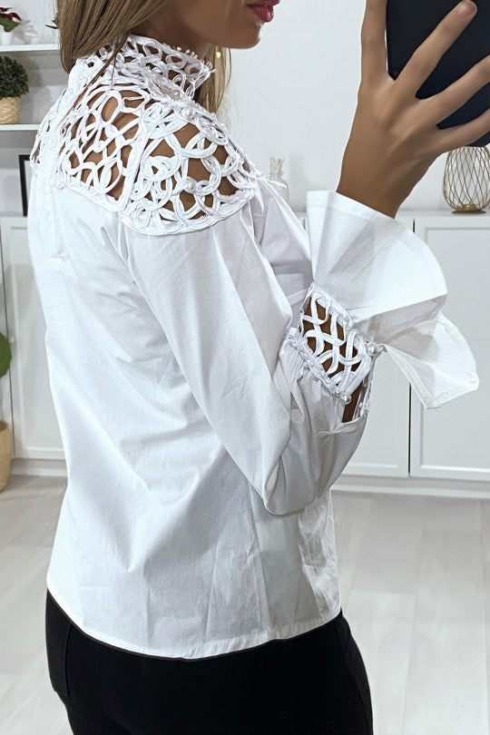 Blouse blanche avec buste motif satiné et perlé