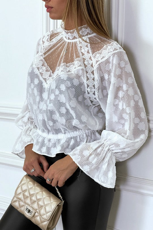 Blouse blanche en dentelle à col haut avec élastique à la taille et manches