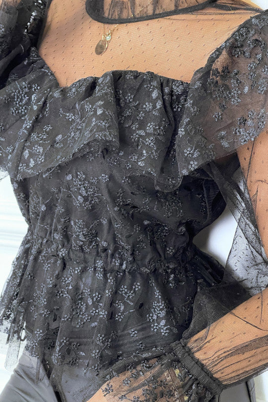 Blouse noire en dentelle à volants et col haut et plumetis