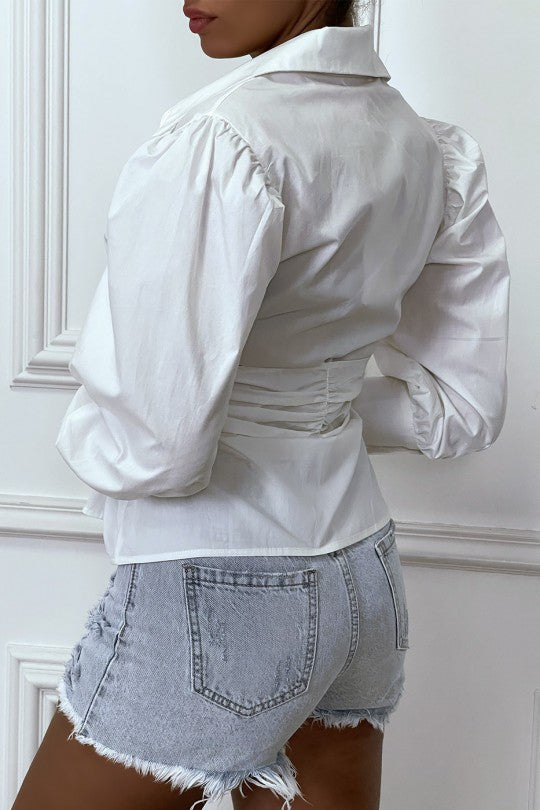 Chemise blanche avec manches bouffante et ceinture intégré